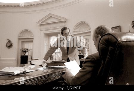 Präsident Ford und Stabschef Donald Rumsfeld im Oval Office. 29. September 1974. Stockfoto