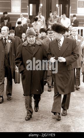 Präsident Ford und der sowjetische Generalsekretär Leonid I. Breschnew verlassen den Zug nach ihrer Ankunft im Okeansky Sanitarium, Wladiwostok, UdSSR. 23. November 1974. Stockfoto