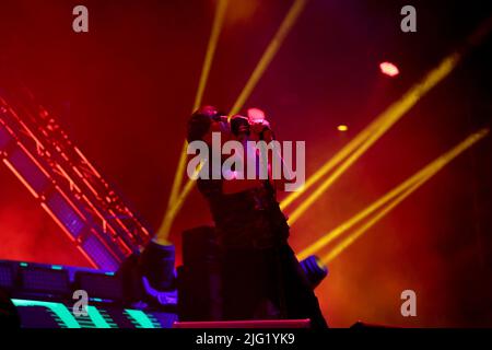 6. Juli 2022, Lissabon, Portugal: DIE US-Rockband The Strokes-Sänger Julian Casablancas tritt am ersten Tag des NOS Alive 2022 Musikfestivals in Lissabon, Portugal, am 6. Juli 2022 auf. Das NOS Alive Musikfestival läuft vom 6. Bis 9 2022. Juli mit The Strokes, Florence + The Machine, Metallica und Imagine Dragons als Headliner. (Bild: © Pedro Fiuza/ZUMA Press Wire) Stockfoto