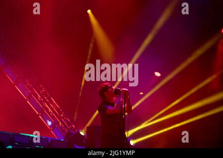 6. Juli 2022, Lissabon, Portugal: DIE US-Rockband The Strokes-Sänger Julian Casablancas tritt am ersten Tag des NOS Alive 2022 Musikfestivals in Lissabon, Portugal, am 6. Juli 2022 auf. Das NOS Alive Musikfestival läuft vom 6. Bis 9 2022. Juli mit The Strokes, Florence + The Machine, Metallica und Imagine Dragons als Headliner. (Bild: © Pedro Fiuza/ZUMA Press Wire) Stockfoto