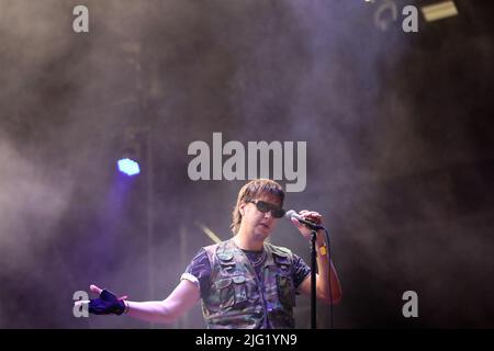 6. Juli 2022, Lissabon, Portugal: DIE US-Rockband The Strokes-Sänger Julian Casablancas tritt am ersten Tag des NOS Alive 2022 Musikfestivals in Lissabon, Portugal, am 6. Juli 2022 auf. Das NOS Alive Musikfestival läuft vom 6. Bis 9 2022. Juli mit The Strokes, Florence + The Machine, Metallica und Imagine Dragons als Headliner. (Bild: © Pedro Fiuza/ZUMA Press Wire) Stockfoto