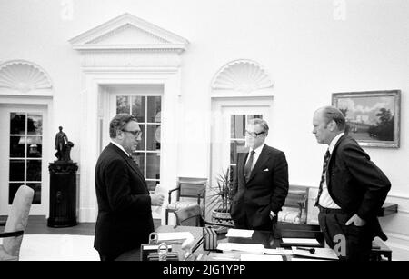 Präsident Ford trifft sich im Oval Office mit Minister Kissinger und Vizepräsident Rockefeller, um die amerikanische Evakuierung von Saigon zu besprechen. 28. April 1975. Stockfoto