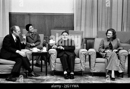 Präsident und Frau Ford, Vizepremierminister Deng Xiao Ping und Dengs Dolmetscher unterhalten sich während eines informellen Treffens in Peking, China, herzlich. 3. Dezember 1975. Stockfoto