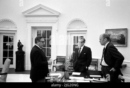 Präsident Ford trifft sich im Oval Office mit Minister Kissinger und Vizepräsident Rockefeller, um die amerikanische Evakuierung von Saigon zu besprechen. 28. April 1975. Stockfoto