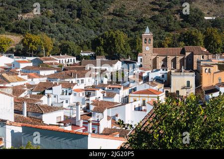 Kirche und Häuser im malerischen Dorf Almonaster la Real, Huelva, Spanien Stockfoto