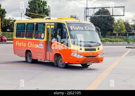 Ein Bus am Eingang des Portals 80 Station nordwestlich der Stadt Bogotá 2. Juli 2022 Stockfoto