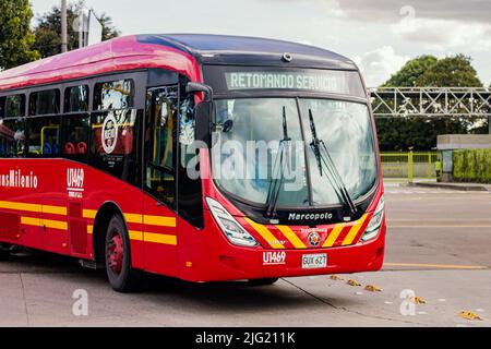 Ein Bus am Eingang des Portals 80 Station nordwestlich der Stadt Bogotá 2. Juli 2022 Stockfoto