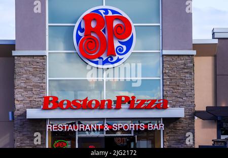 Eingang zum Boston Pizza Restaurant. Kanadische multinationale Restaurantkette, die sich in den USA, Kanada und Mexiko befindet. HALIFAX, NOVA SCOTIA, KANADA - JUNI 2022 Stockfoto