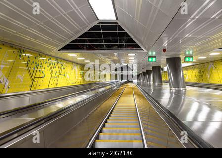 Blick auf die Rolltreppe an der renovierten U-Bahnstation Kalvin ter der Linie 3 in Budapest, Ungarn Stockfoto