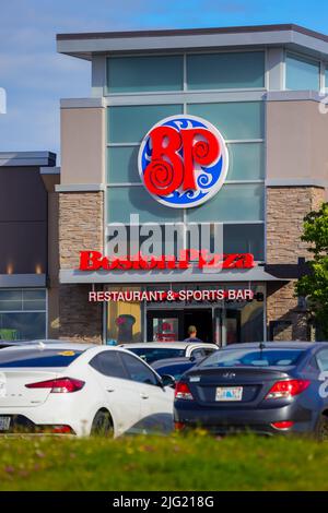 Eingang zum Boston Pizza Restaurant. Kanadische multinationale Restaurantkette, die sich in den USA, Kanada und Mexiko befindet. HALIFAX, NOVA SCOTIA, KANADA - JUNI 2022 Stockfoto