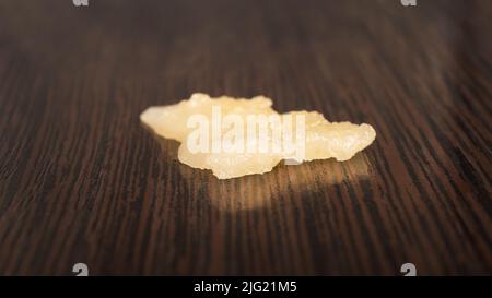 goldene Stücke von Cannabisextrakt mit einem hohen THC-Gehalt. Stockfoto