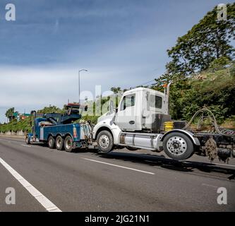 Leistungsstarke mobile Helfer schwere blaue Big-Rig Abschleppen Sattelschlepper mit erweiterten Pfeil Abschleppen außer Betrieb erhöhte gebrochene Sattelschlepper zu Auto rep Stockfoto