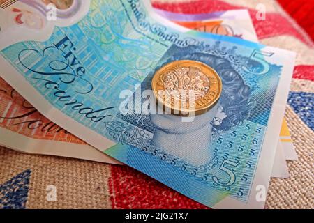 Sterling-Pfund-Scheine, Bank von England und Pfund-Münzen auf einer Gewerkschaft Jack Flagge - Lebenshaltungskosten Krise, in Großbritannien / GB Stockfoto