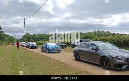 Schlangen, um den Campingplatz Silverstone Woodlands zu verlassen, Silverstone, Towcester, Northamptonshire, England, UK, NN12 8TN Stockfoto