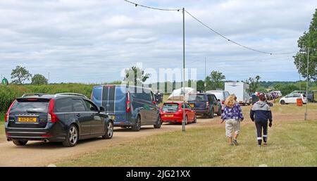 Warteschlangen zum Verlassen des Campingplatzes Silverstone Woodlands, Towcester, Northamptonshire, England, Großbritannien, NN12 8TL Stockfoto