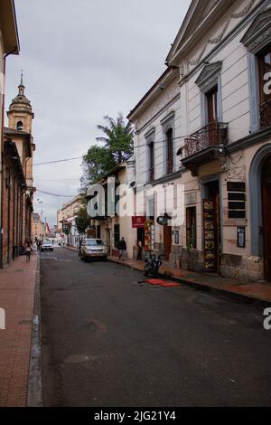 Straßen des Viertels La Candelaria, mit Gebäuden aus der Kolonialzeit, wichtige touristische Stätte der Stadt, Bogotá Kolumbien 6. Juli 2022 Stockfoto