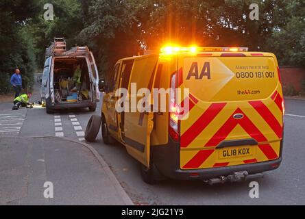 AA van , Automobile Association, Van, der einem gestrandeten Van mit Pannenschaden in der Abenddämmerung zu Hilfe kommt, Grappenhall, Warrington, Ceshire, England, GROSSBRITANNIEN, WA4 Stockfoto