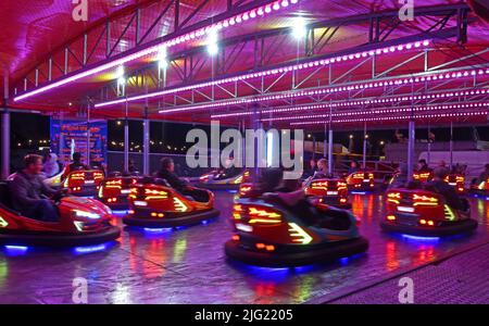 Elektrische, bewegliche Stoßstangenwagen, auf einem Jahrmarkt bei Nacht, Silverstone Woodlands, Silverstone, Towcester, Northamptonshire, ENGLAND, GROSSBRITANNIEN, NN12 8TL Stockfoto