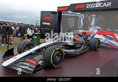 2022 F1 Hybridfahrzeug, E10 Ethanol, synthetisches Benzin 10 % Biokraftstoff Rennfahrzeug, Silverstone Circuit, Towcester, England, Großbritannien, NN12 8TL Stockfoto