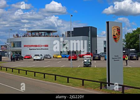 Porsche Experience Centre Silverstone, auf der Rennstrecke mit F1 GP-Zuschauern, Silverstone Circuit, Hangar Straight, Towcester NN12 8gr Stockfoto