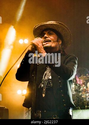 Adam and the Ants, Antics Tour in Liverpool, Juli 4. 2022. Adam Ant, die Post-Punk-Musikikone von 80s, spielte viele seiner größten Hits, darunter Prince Charming, Stand and Deliver, Physical, Goody Two Shoes, Kings of the Wild Frontier, Vive Le Rock, Ant Music und Plastic Surgery (aus dem Derek Jarman-Film Jubilee). Stockfoto