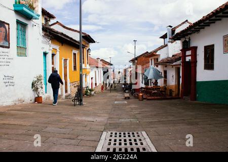 Straßen des Viertels La Candelaria, mit Gebäuden aus der Kolonialzeit, wichtige touristische Stätte der Stadt, Bogotá Kolumbien 6. Juli 2022 Stockfoto