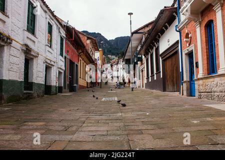 Straßen des Viertels La Candelaria, mit Gebäuden aus der Kolonialzeit, wichtige touristische Stätte der Stadt, Bogotá Kolumbien 6. Juli 2022 Stockfoto