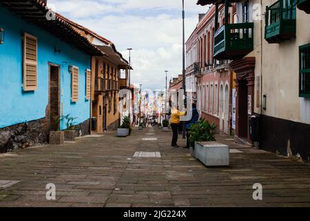 Straßen des Viertels La Candelaria, mit Gebäuden aus der Kolonialzeit, wichtige touristische Stätte der Stadt, Bogotá Kolumbien 6. Juli 2022 Stockfoto