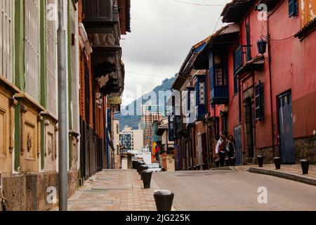 Straßen des Viertels La Candelaria, mit Gebäuden aus der Kolonialzeit, wichtige touristische Stätte der Stadt, Bogotá Kolumbien 6. Juli 2022 Stockfoto