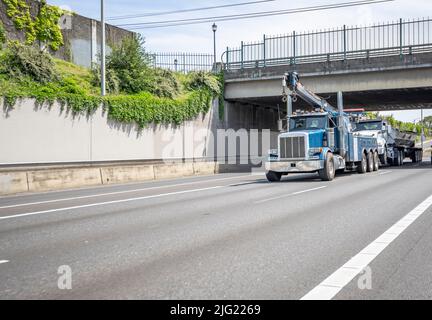 Leistungsstarke mobile Helfer schwere blaue Big-Rig Abschleppen Sattelschlepper mit erweiterten Pfeil Abschleppen außer Betrieb erhöhte gebrochene Sattelschlepper zu Auto rep Stockfoto