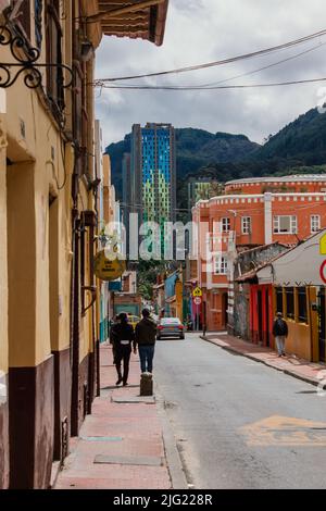 Straßen des Viertels La Candelaria, mit Gebäuden aus der Kolonialzeit, wichtige touristische Stätte der Stadt, Bogotá Kolumbien 6. Juli 2022 Stockfoto