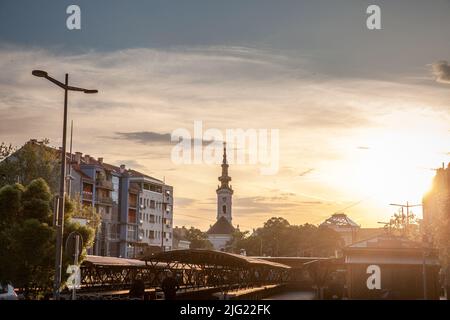 Bild für die ikonische Kathedrale Saint George novi Sad, Serbien. Die Domkirche des Heiligen Großmärtyrers Georg ist der Sitz des serbischen Orthododo Stockfoto