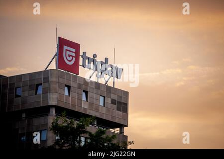 Bild des Hauptquartiers der Triglav Insurance in Ljubljana mit Schild und Logo. Zavarovalnica Triglav ist ein slowenischer multinationaler Versicherungskonzern Stockfoto