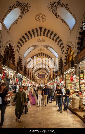 Bild einer Menschenmenge im ägyptischen Basar von Istanbul, Türkei. Der Gewürzbasar in Istanbul, Türkei, ist einer der größten Basare der Stadt. Befindet Stockfoto