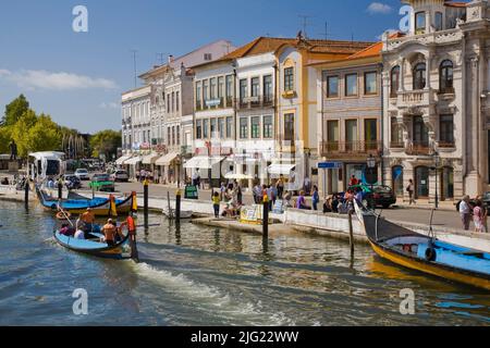 Traditionelle Moliceiros-Boote auf dem Kanal von Aveiro, Portugal. Stockfoto