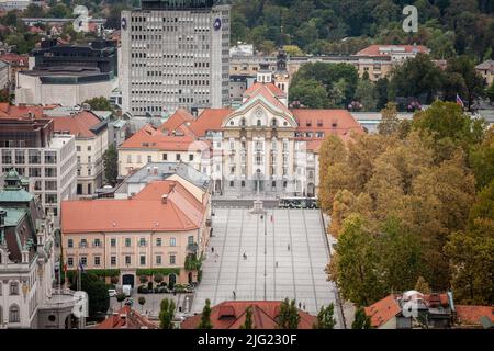 Bild von Ljubljana, aufgenommen von oben, auf Kongresni trg. Ljubljana ist die Hauptstadt und größte Stadt Sloweniens. Es war die kulturelle, pädagogische Stockfoto