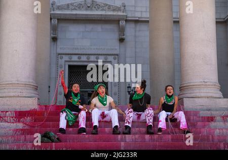 Los Angeles, Kalifornien, USA. 6.. Juli 2022. Pro-Choice-Aktivisten handgekettet, verketten sich an die Säulen des Rathauses in Downtown Los Angeles, um gegen den Verlust landesweiter reproduktiver Rechte zu protestieren und die Bundesregierung zu fordern, landesweit legale Abtreibung wiederherzustellen. (Bild: © Raquel Natalicchio/ZUMA Press Wire) Bild: ZUMA Press, Inc./Alamy Live News Stockfoto