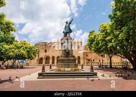 Kolumbus-Statue und Kathedrale, Parque Colon, Santo Domingo. Dominikanische Republik. Stockfoto