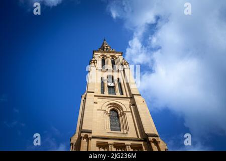 Bild der Kirche Eglise Notre Dame de Bergerac, in Bergerac, Frankreich, mit blauem bewölktem Himmel. Die Notre-Dame Kirche ist die wichtigste katholische Kirche in Stockfoto