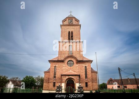 Bild der ikonischen orthodoxen Kirche von Veliko Sredist in Serbien, aufgenommen an einem bewölkten Nachmittag. Veliko Središte ist ein Dorf in Serbien. It Stockfoto