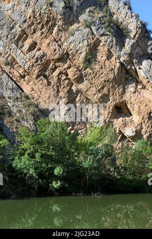 Panoramablick auf die Mu-Schlucht in der Stadt Alos de Balaguer in der Region La Noguera, Provinz Lérida, Katalonien, Spanien Stockfoto