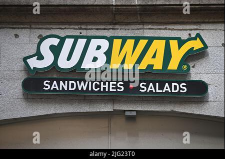 New York, USA. 06.. Juli 2022. Beschilderung für Subway Restaurant, da die Fast-Food-Kette angekündigt hat, ihre Speisekarte mit 12 neuen Sandwiches zu aktualisieren, New York, NY, 6. Juli 2022. Subway plant, in der kommenden Woche im Rahmen der Promotion für das neue Menü kostenlose Sandwiches zu verschenken. (Foto von Anthony Behar/Sipa USA) Quelle: SIPA USA/Alamy Live News Stockfoto