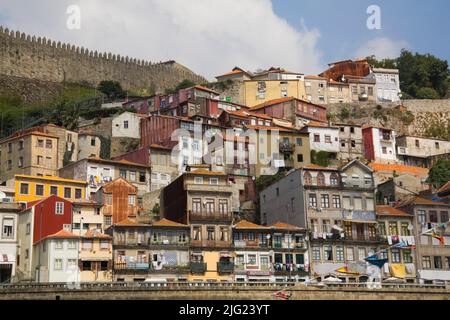 Bunte Wohnhäuser in der Altstadt von Porto, Portugal, Europa Stockfoto