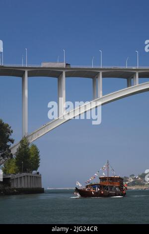 Moderne Brücke Ponte da Arrabida über den Fluss Douro mit Besichtigungsboot, Porto, Portugal. Stockfoto