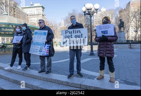 NEW YORK, NY – 22. Januar 2022: Demonstranten werden im Union Square Park von New York City während einer Kundgebung zur Unterstützung der Ukraine gesehen. Stockfoto