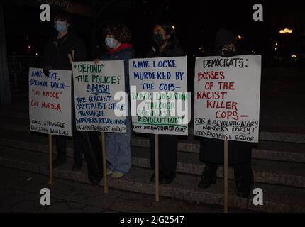 NEW YORK, NY – 8. Februar 2022: Demonstranten im Union Square Park protestieren gegen die tödlichen Polizeierschießungen von Amir Locke und Isaiah Williams. Stockfoto