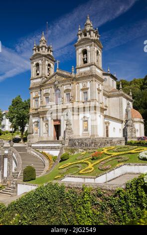 Kirche und Garten auf dem Gelände des Heiligtums Bom Jesus do Monte in Tenoes, Braga, Portugal, Europa. Stockfoto