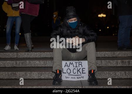 NEW YORK, NY – 8. Februar 2022: Ein Demonstranten im Union Square Park protestiert gegen die tödlichen Schüsse der Polizei auf Amir Locke. Stockfoto