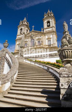 Kirche und Treppe auf dem Gelände des Heiligtums Bom Jesus do Monte in Tenoes, Braga, Portugal, Europa. Stockfoto