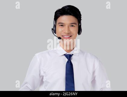 Portrait junge asiatische Business Mann Call Center trägt Headset isoliert auf weißem Hintergrund, Agent mit Unterstützung und Service, Geschäftsmann ist Assistent f Stockfoto